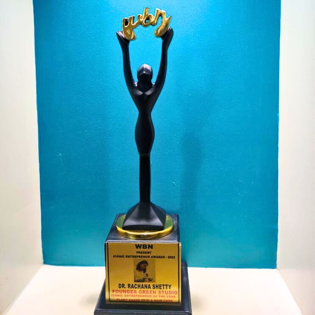 Dr.Rachana Shetty winning the Women Business Network award of 2022 for Green studio